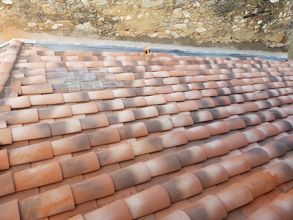 toiture finie avec tuile à douilles, tuile en verre et solins